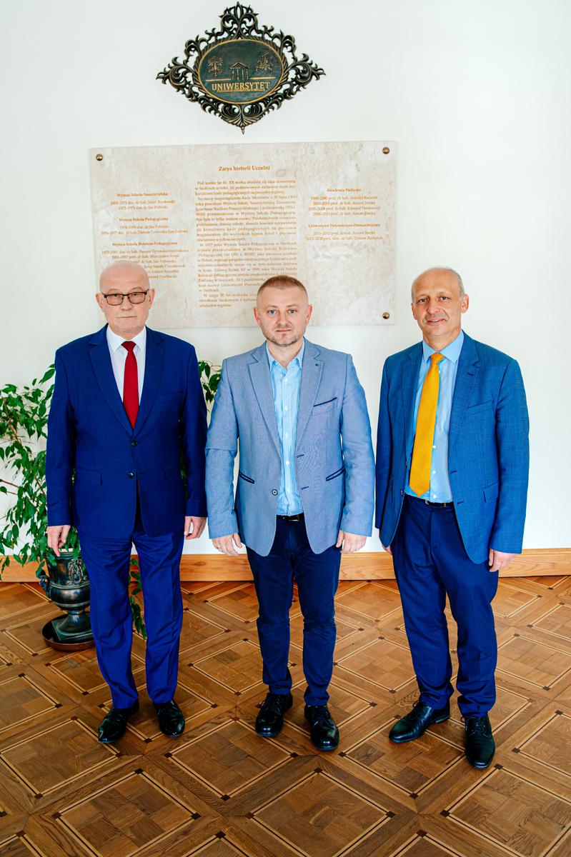 Rektor UwS, Denis Wołoszyn – Ambasador Obwodu Tarnopolskiego i prof. dr hab. Lubomir Bodnar ustawieni do zdjecia.
