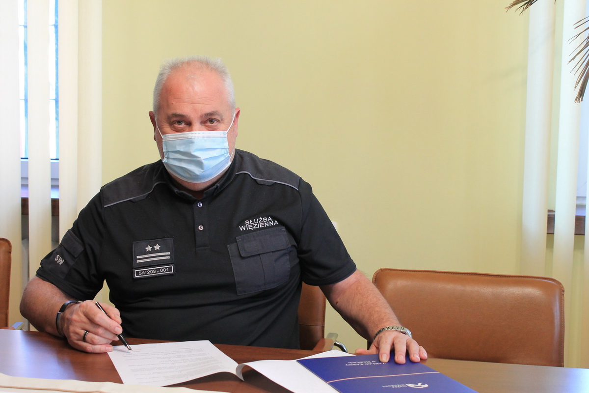Na zdjęciu jest widoczny dyrektor Zakładu Karnego w Siedlcach ppłk mgr Marek Suwiński podpisujący umowę