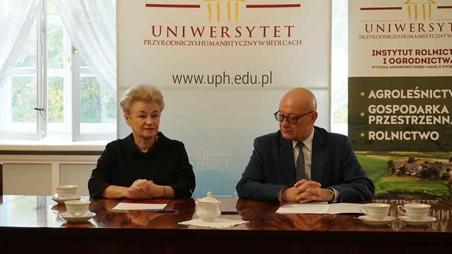 Podpisanie porozumienia UPH z ZS nr 3 w Łukowie na zdjęciu Rektor prof. Mirosław Minkina i Anna Piterzak - Dyrektor ZS nr 3 w Łukowie