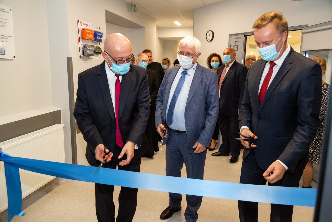 JM Rektor prof. dr hab. Mirosław Minkina, dr hab. n. med. Jakub Radziszewski Dziekan Wydziału Nauk Medycznych i Nauk o Zdrowiu, Marcin Kulicki Prezes Zarządu Mazowieckiego Szpitala Wojewódzkiego w Siedlcach, uroczyście przecinają wstęgę na otwarciu Centrum Symulacji Medycznej