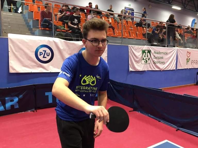 Nasz student zoopsychologii z animaloterapią Adam Szymański zdobył brązowy medal na Integracyjnych Mistrzostwach Polski AZS w tenisie stołowym