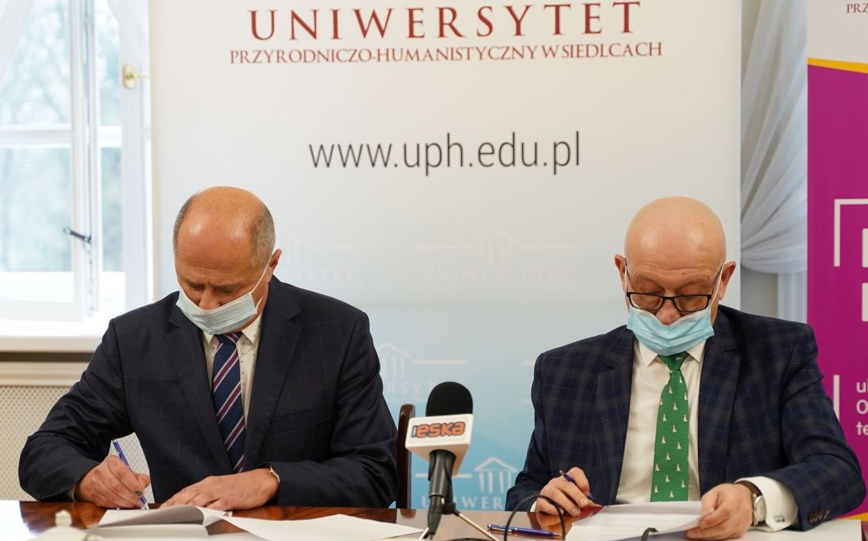 JM Rektor prof. dr hab. Mirosław Minkina i Dyrektor Zespołu Szkół Ponadgimnazjalnych nr 1 im. Stanisława Staszica w Siedlcach Jerzy Kopański podpisali umowę o współpracy w dziedzinie dydaktyki i nauki.