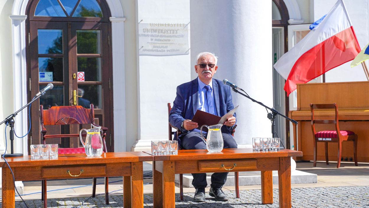 narodowe czytanie 2022, na zdjęciu dr hab. inż Zbigniew Karczmarzyk, prof. uczeni, prorektor ds. nauki i współpracy z zagranicą