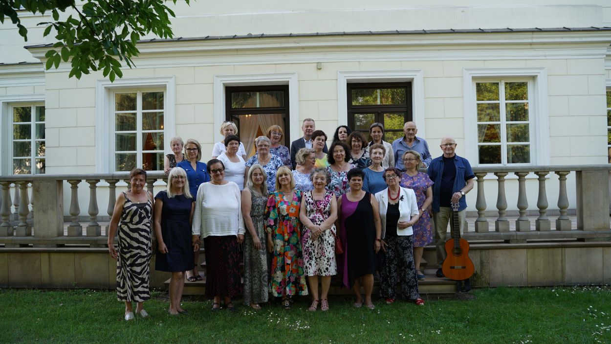 Zakończenie roku akademickiego w Uniwersytecie Otwartym, zdjęcie grupowe