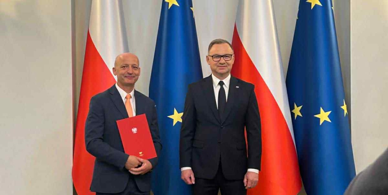 dr hab. n.med. Lubomir Bodnar oraz Prezydent RP Andrzej Duda pozują do zdjecia podczas nominacji.
