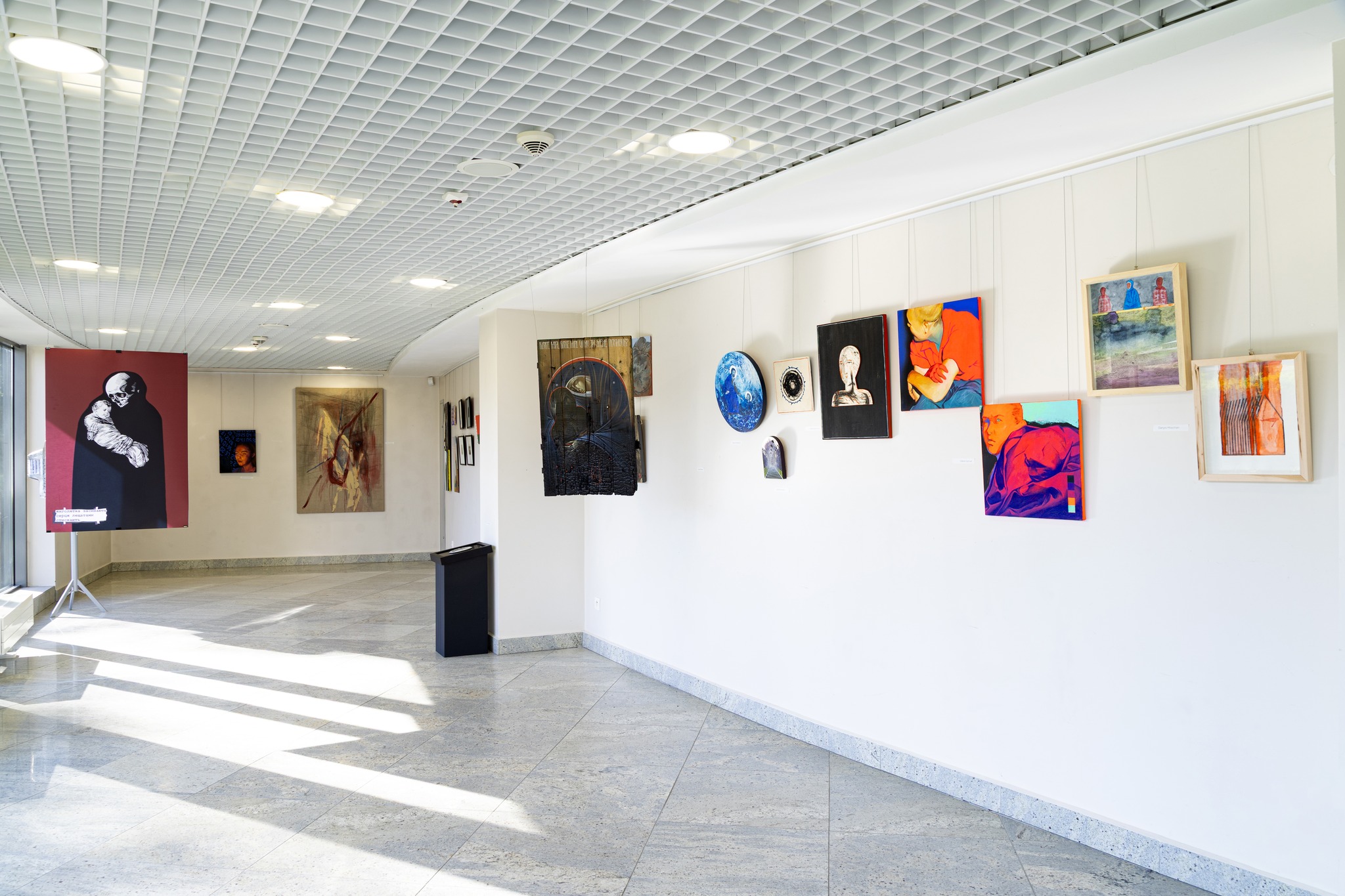 Zdjęcie przedstawiające A galerię - przestrzeń wystawienniczą w gmachu Wydziału Humanistycznego przy ulicy Żytniej 39